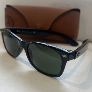 Ray-Ban Classic Black Wayfarer Sunglasses with case Model #RB2132